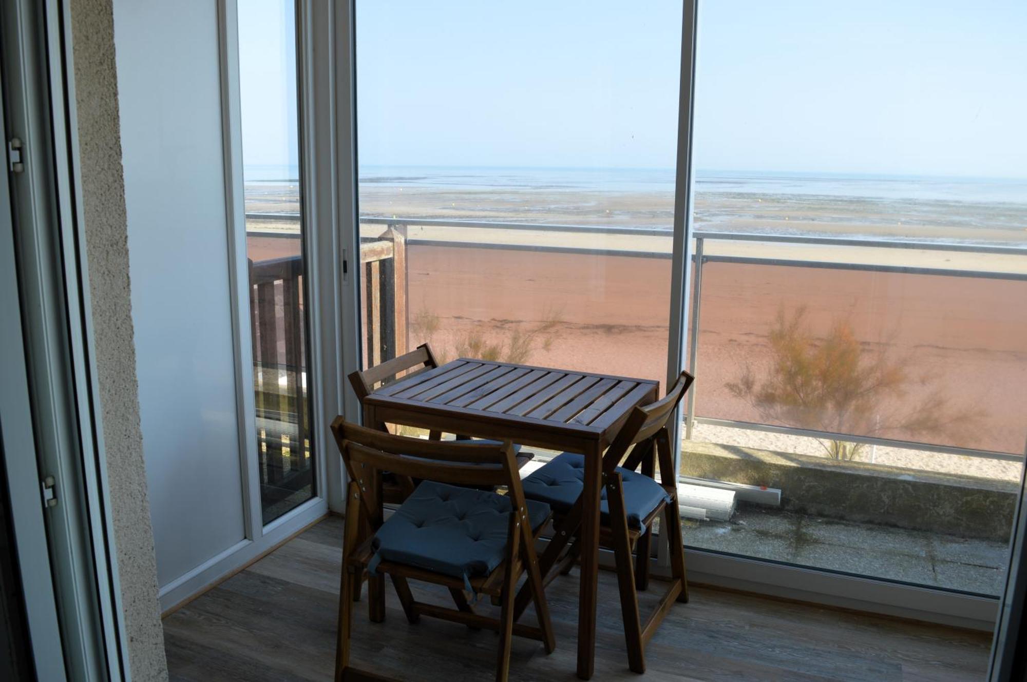 Mettons Les Voiles - Appt Vue Mer Avec Loggia Bernières-sur-Mer Exteriör bild